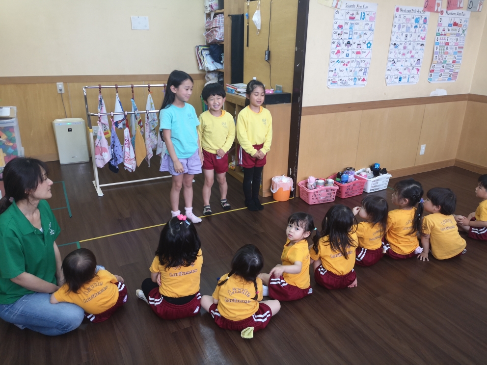 学童 member off elementary school today and came to Little Lorikeets