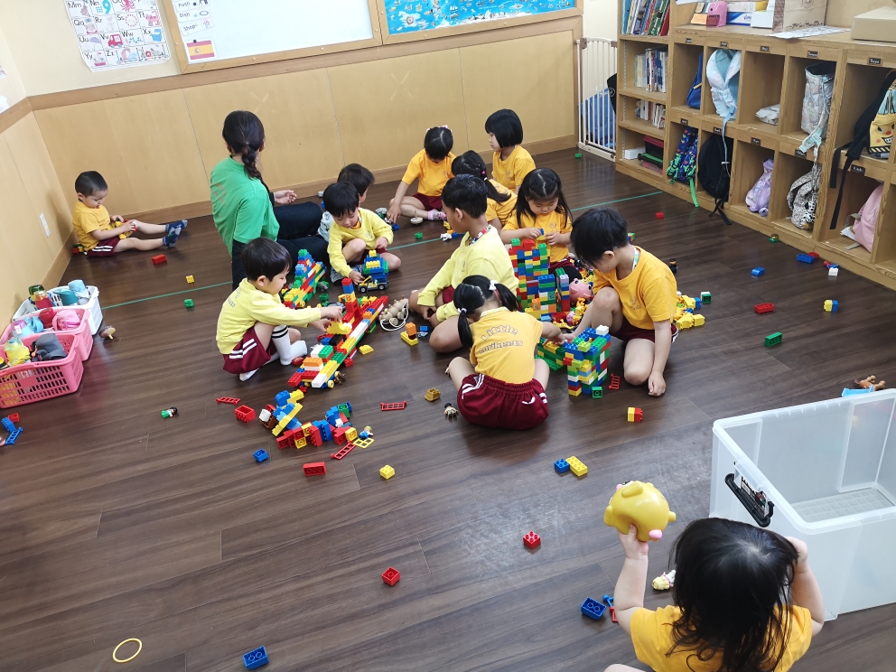 保育士 looking after the students 