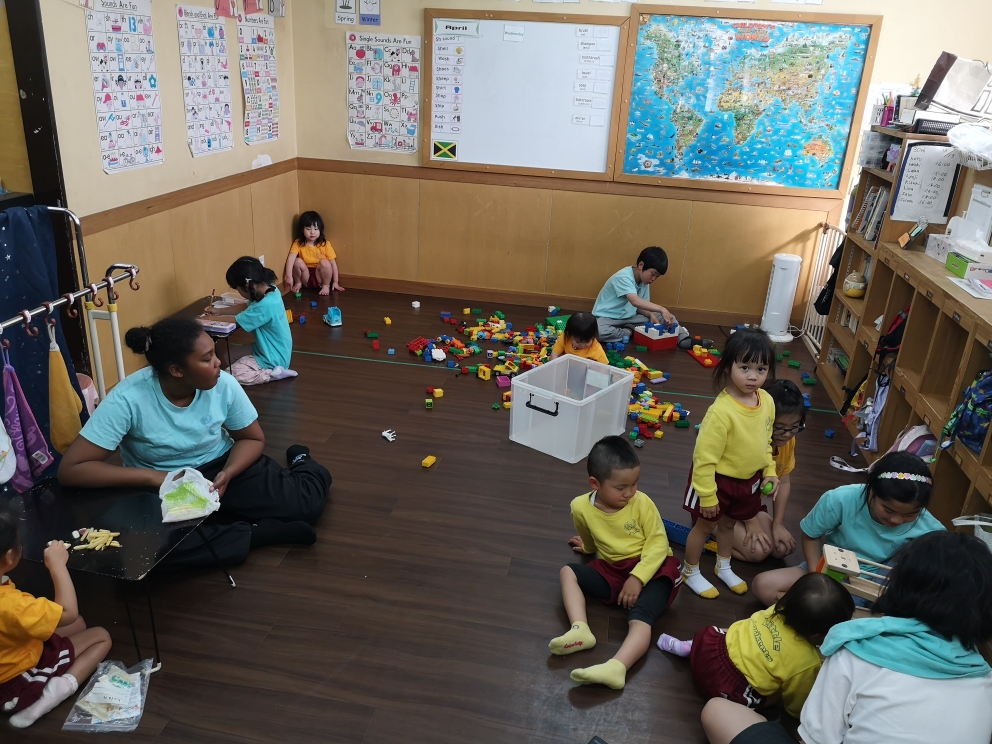 学童 all playing together in English