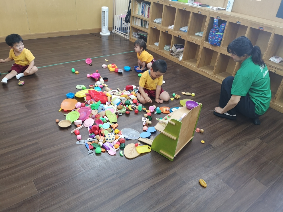 保育士 looking after the daycare students