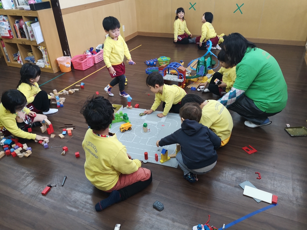 Having fun with the big kids 幼稚園プレ