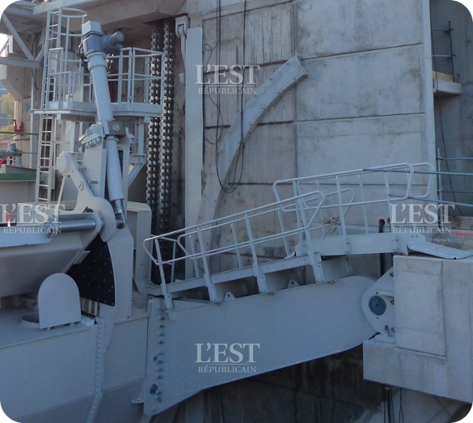 Passerelle d'accès vérin manoeuvre clapet 