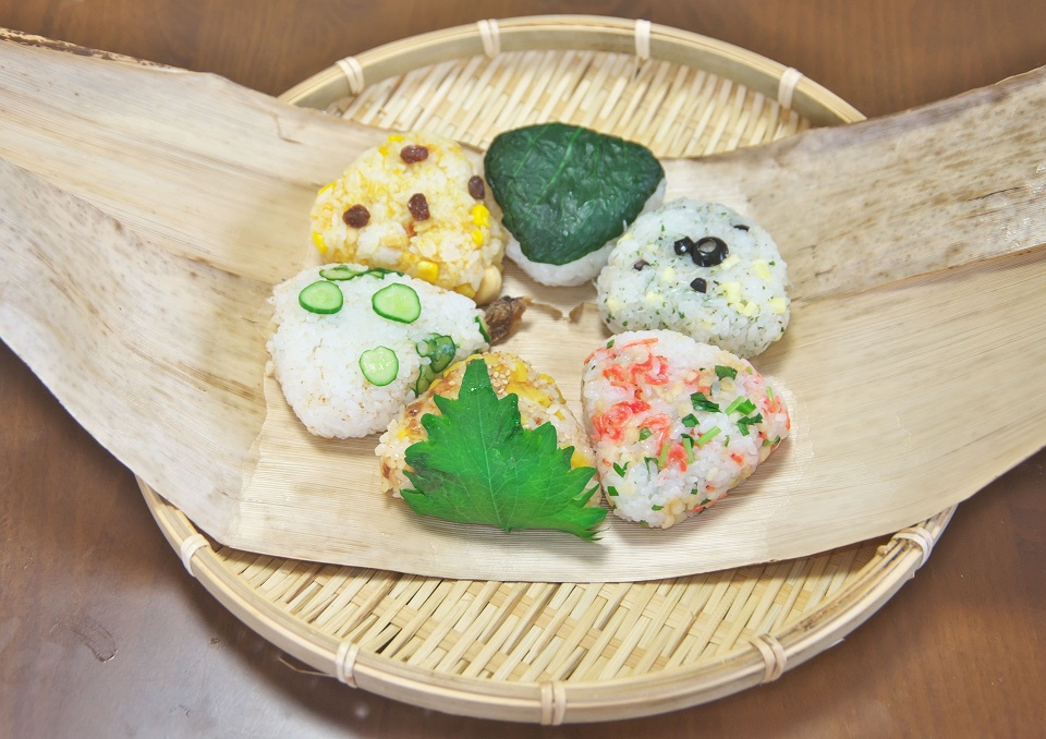 もてあまし食材で“カラフルおにぎりづくり”2⃣