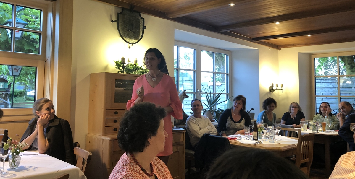 Helga erzählt Märchen von der Liebe im Gasthof Gamsjaga