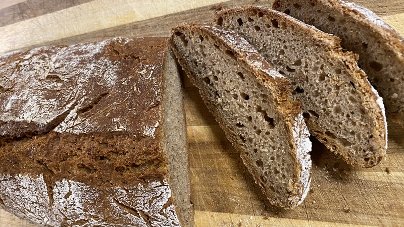 VOLLKORNBROT MIT SAUERTEIG