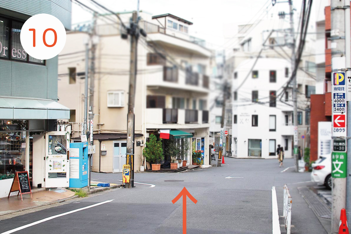 正面に大槻ビルが見えてきました