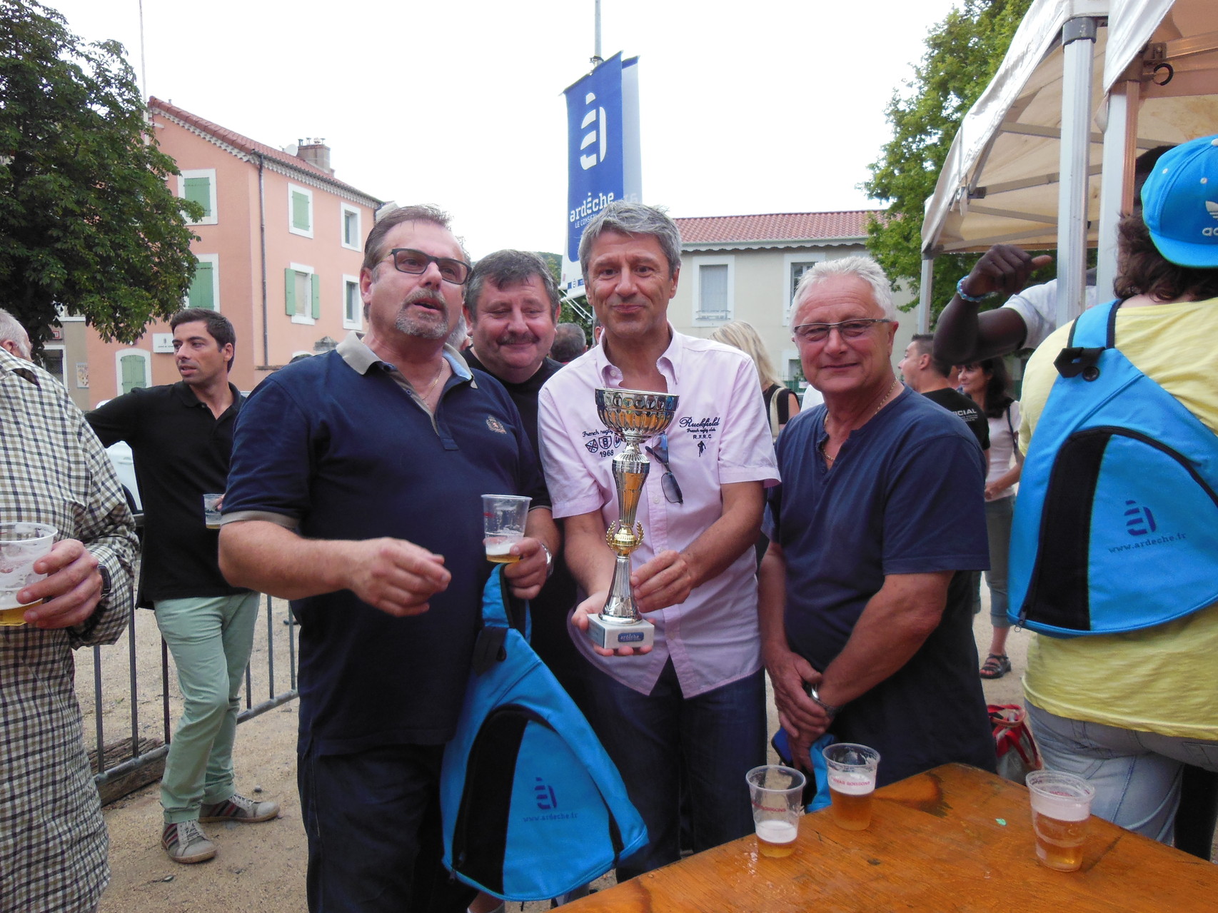 Monsieur le Préfet de l'Ardèche remet la coupe