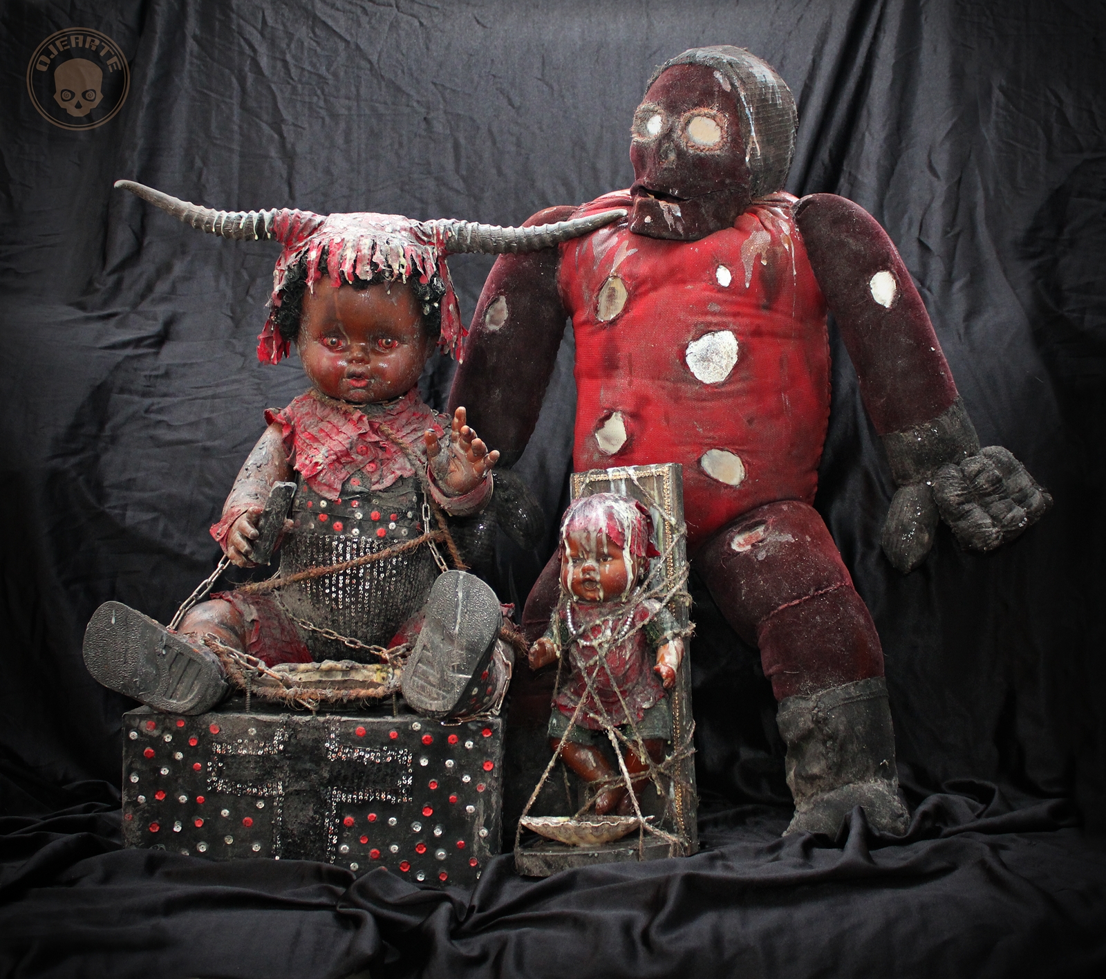 Cráneos, figuras de guerreros y muñecos vudú (BIZANGO) Voodoo skulls, warrior figures and dolls