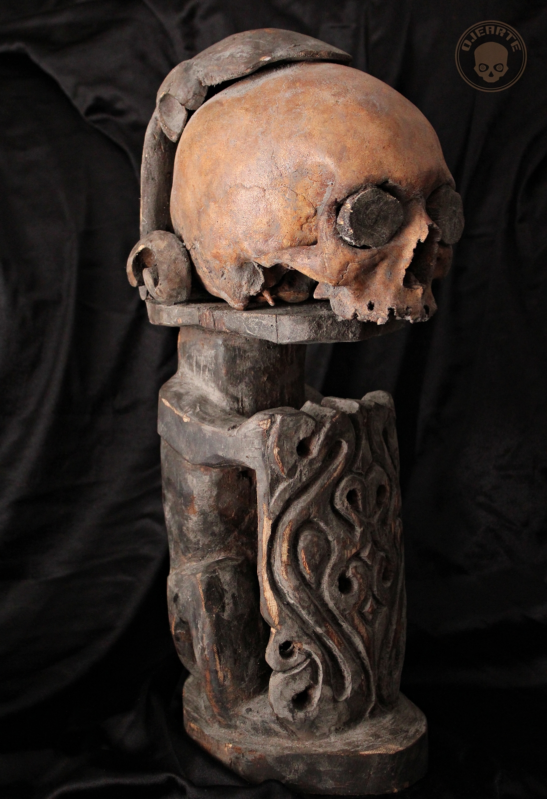 Korwar human skull and wooden reliquary