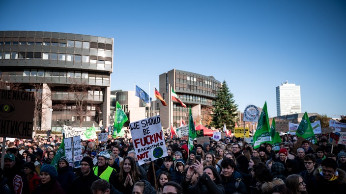 In Düsseldorf versammeln sich die Demonstrierende vor dem Landtag und verlangen lautstark von der Politik mehr Einsatz für den Klimaschutz