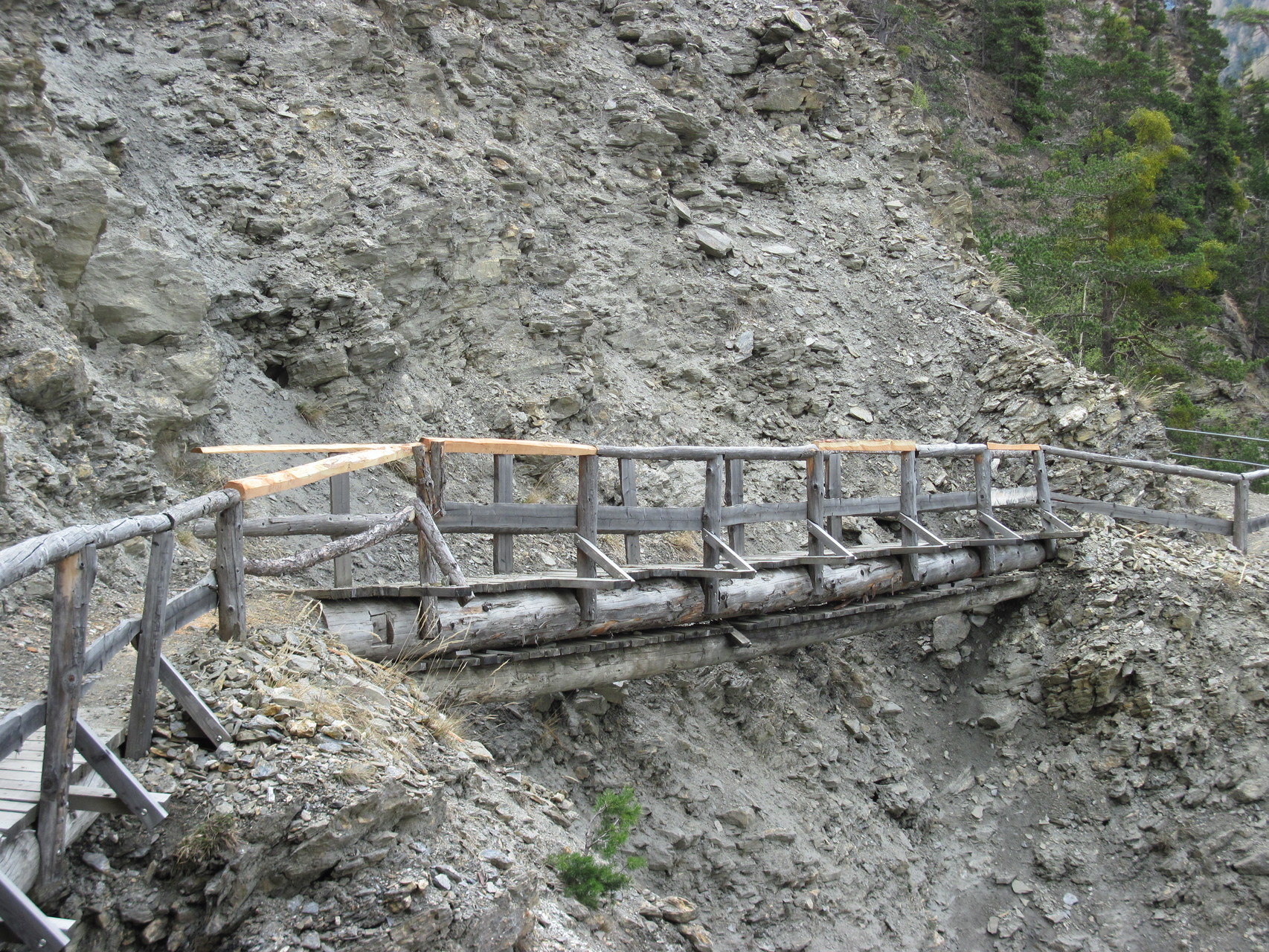 Frisch reparierte Brücken am Stockalperweg nach Winterschäden