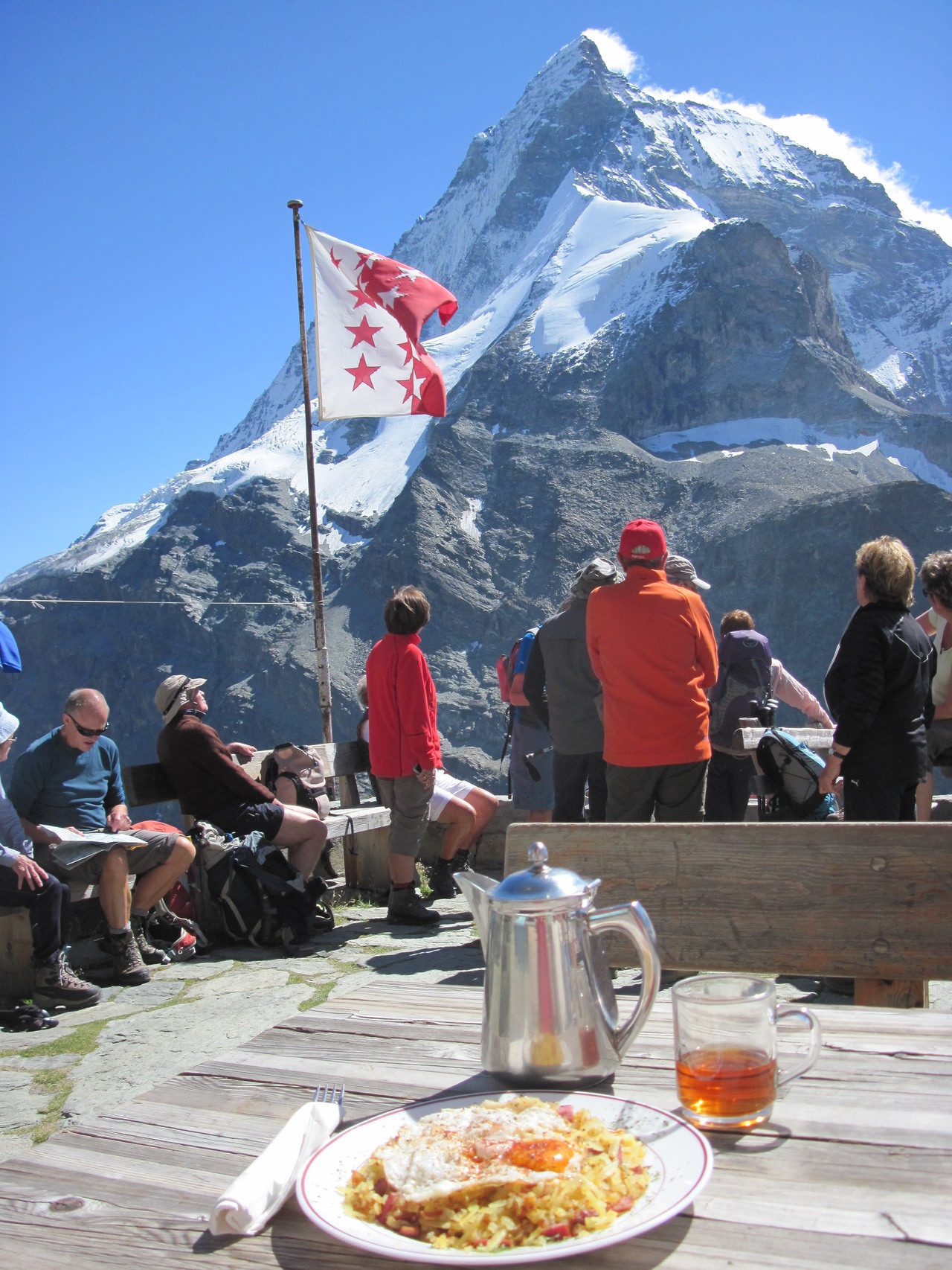 Logen-Essplatz vor der Hütte mit Blick zum Horu