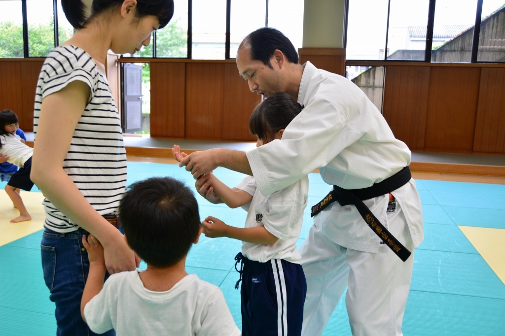 自分の手の形を確認。 少しのコツで、効率的に逃げることができます。