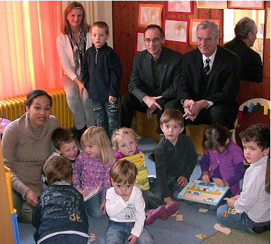 Muni Schanzenbächer (l.) mit KIGA-Kindern, Kindergartenleiterin  Ingrid Schuh, Dekan Ekkehard Leytz und Dr. Gunter Blankenhorn   von der Bürgerstiftung  (Foto: Claudia Richter Eberbach-Channel 23.11.11)