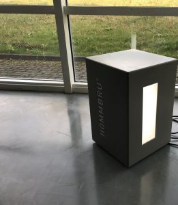 HOMMBRU entwickelt und produziert unsichtbare Lautsprecher aus Corian die sowohl für den Einsatz im Innenbereich als auch OUTDOOR – geeignet sind. Durch die patentierte Technologie können individuelle Klangelemente nach Wunsch gefertigt werden. Ob im Möbe