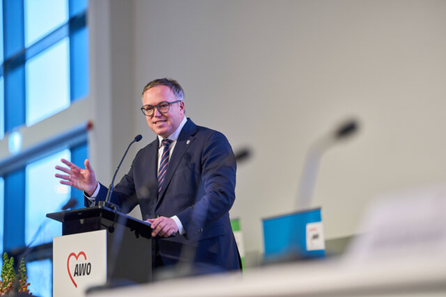 Minisiterpräsident Mario Voigt spricht ein Grußwort / Foto AWO Bundesverband / Timo Sieland