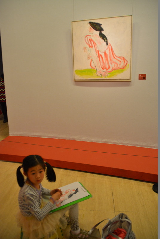日本の美術館ではムリでしょうが、館内にはこういった「未来の巨匠」の描く姿が見られます。