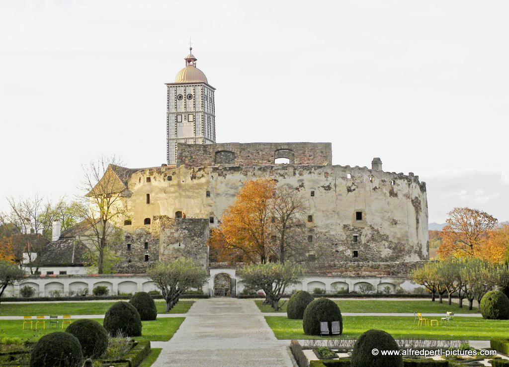 Schallaburg im Herbst