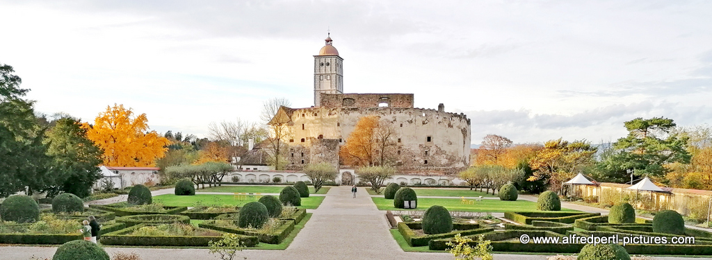 Schallaburg im Herbst