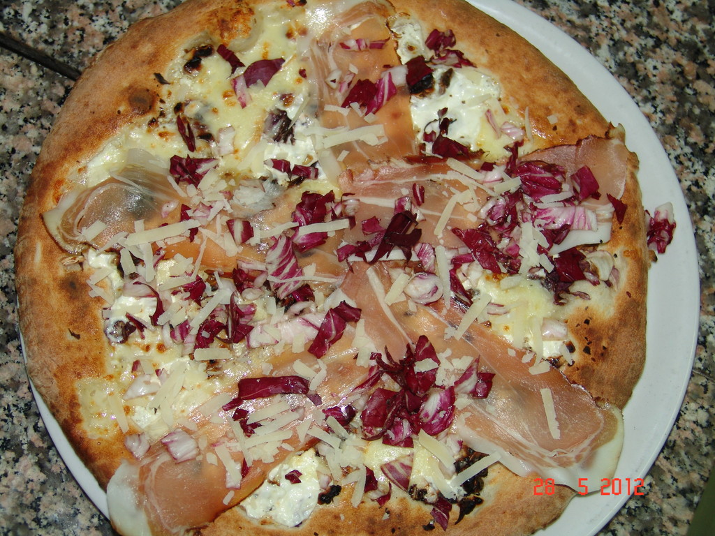 provola ,radicchio,speck e noci pizza autunno