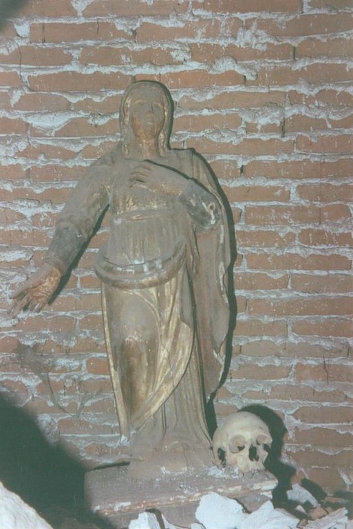 La statua è di Sant'Elisabetta d'Ungheria. I resti umani non sono identificabili