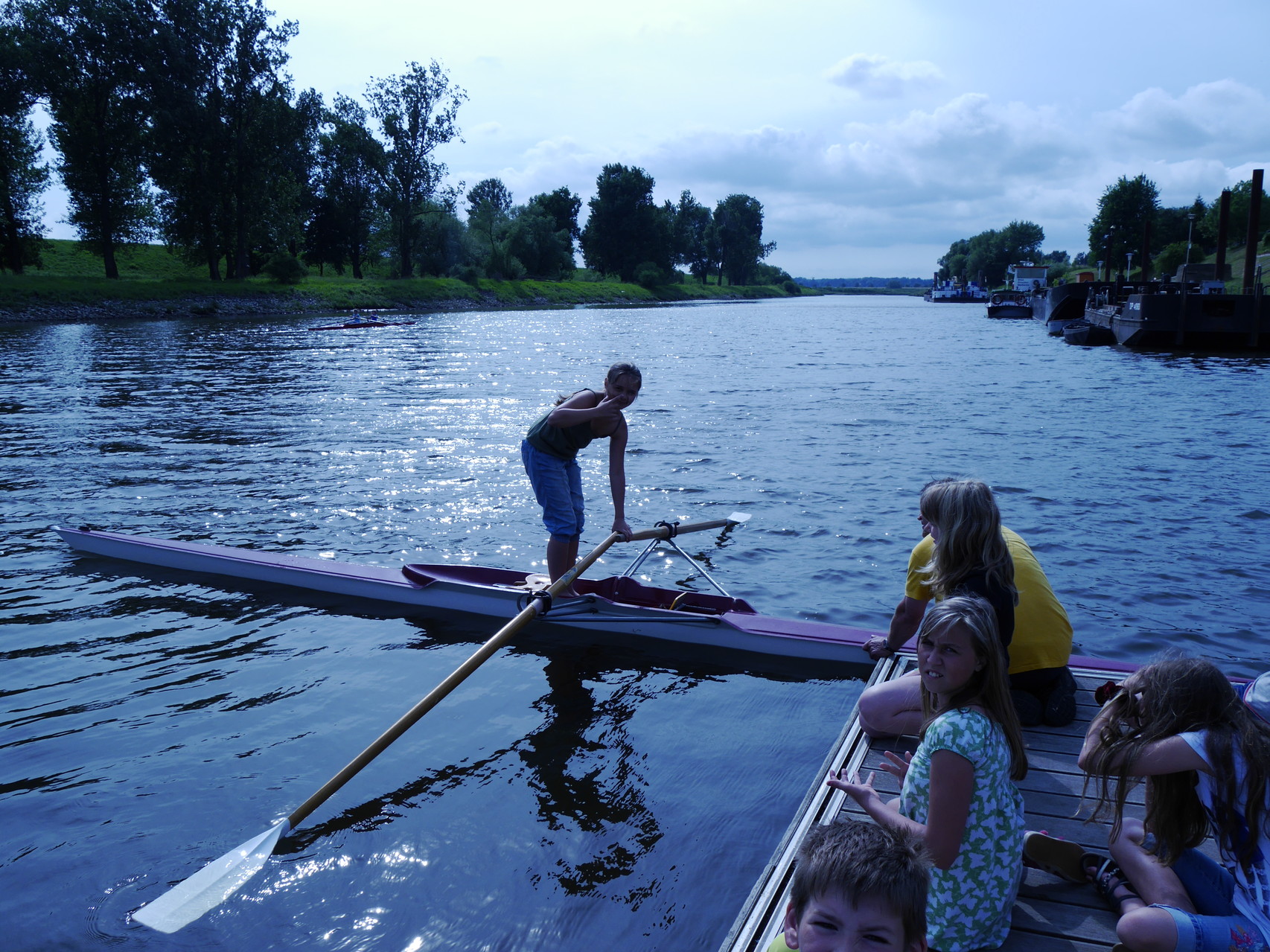 ... und steht schon wie ein Profi im Boot.