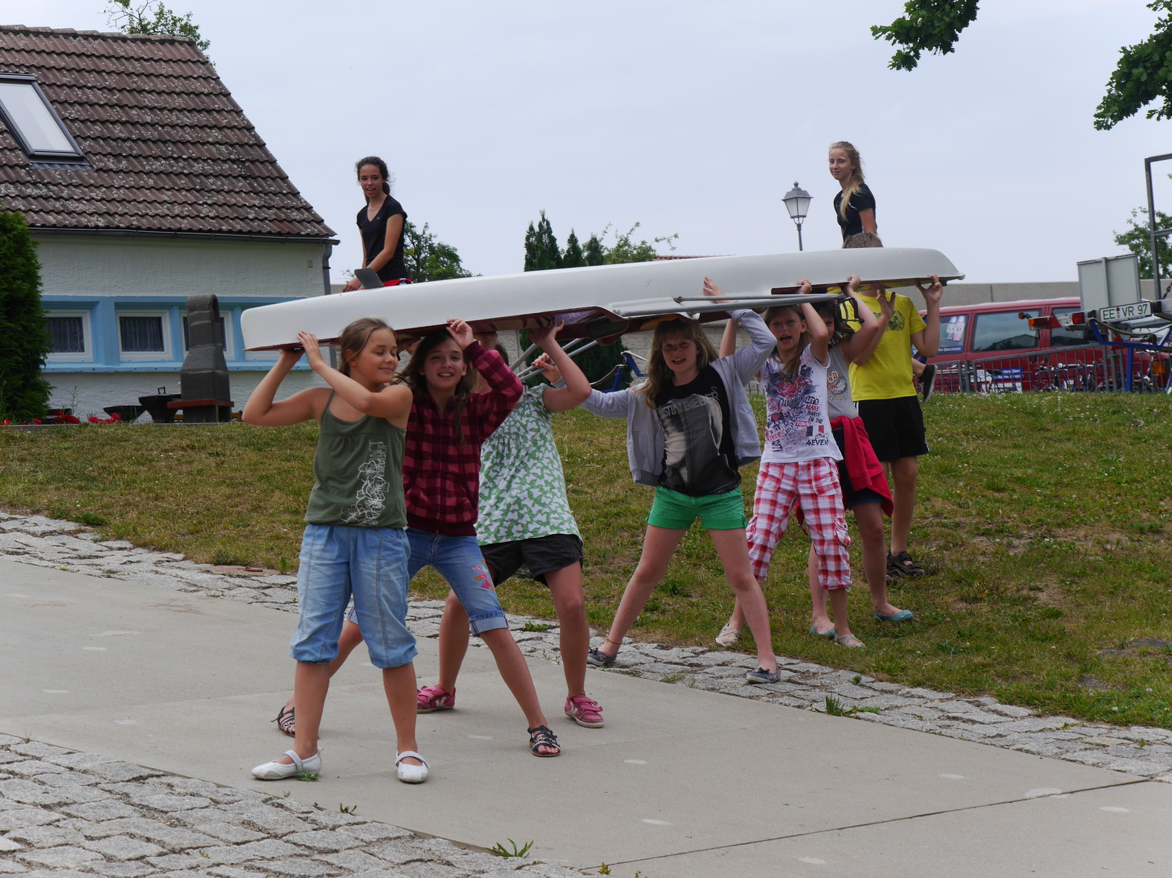 Mit vereinten Kräften holten alle ihr Übungsboot. Franzi und Tina .....