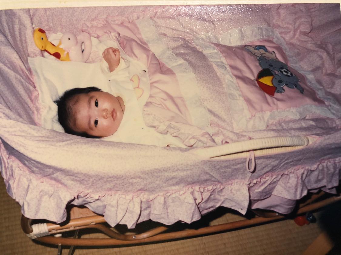 1986.5.20 生後もうすぐ2ヶ月の頃。すでに立派な眉毛
