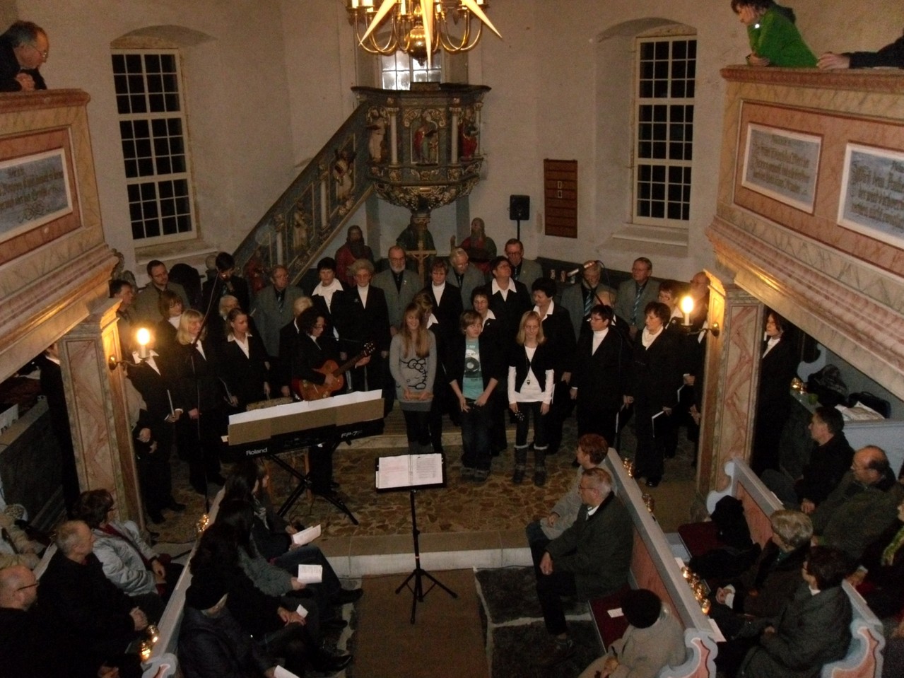 "Jingle bells" erklingt von Annelie, Lydia und Konrad, begleitet von Martina