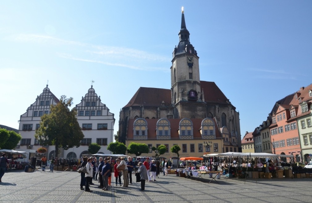 buntes Markttreiben; im Hintergrund die Wenzelskirche