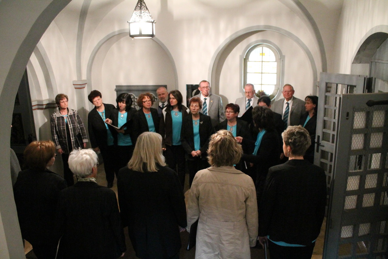 Im Vorraum der Kirche- Aufstellung zu Laudate omnes gentes