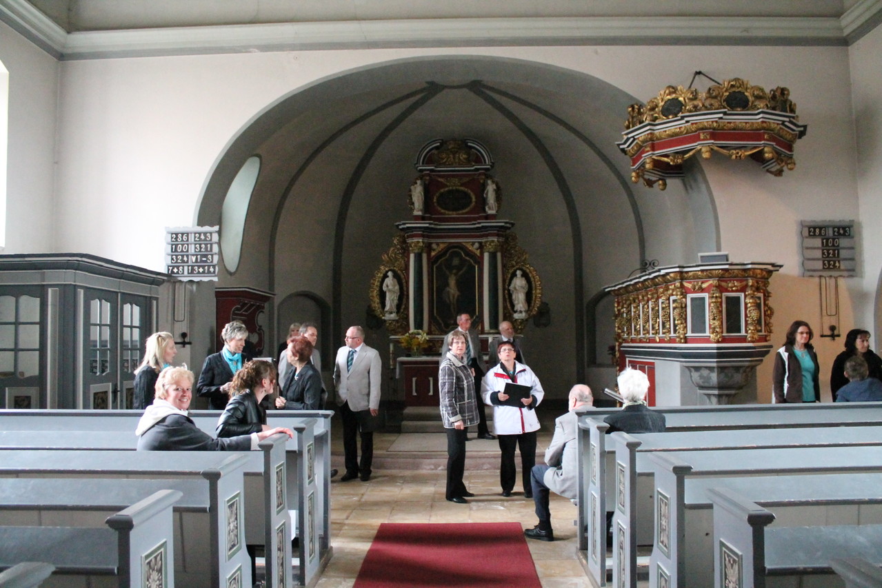 In der schönen Tabarzer Kirche finden wir uns langsam ein