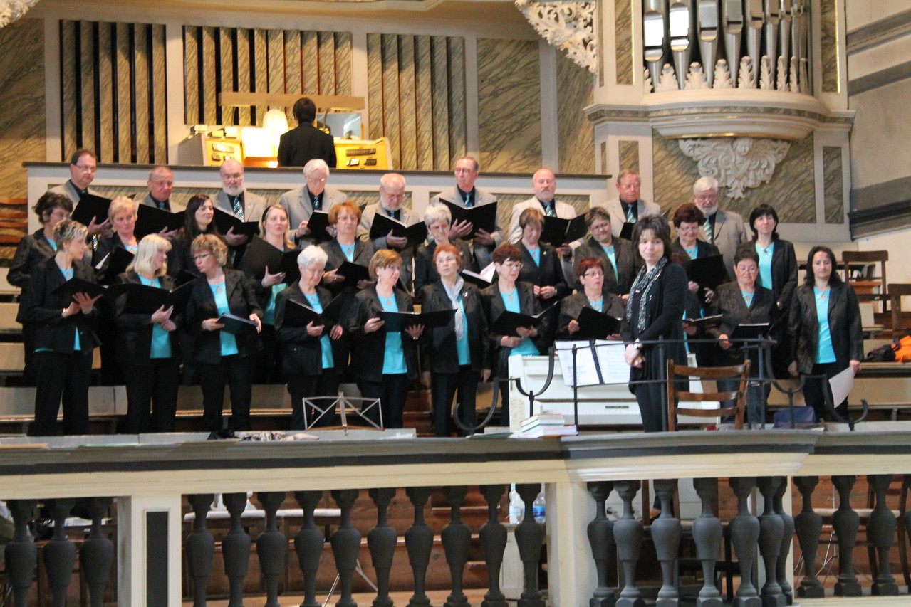 An der Orgel hat es geklingelt- unser Startzeichen ! "Preiset froh den König !"