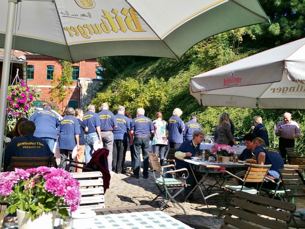 Das reichhaltige Buffet ist eröffnet.