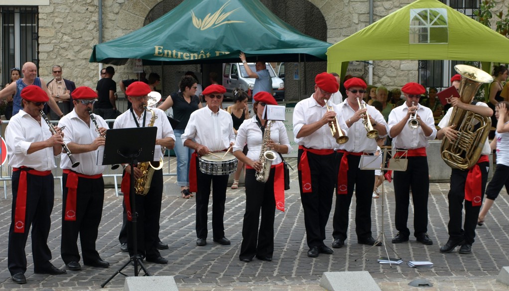 La fanfare a joué les hymnes nationaux.