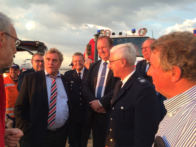 Im Gespräch (v. r. nach l.): der Neuwerker Inselobmann Volker Griebel, der Leiter der Hamburger Feuerwehr Oberbranddirektor Klaus Maurer, Uwe Santjer (MdL) Cuxhavens Oberbürgermeister Dr. Ulrich Getsch