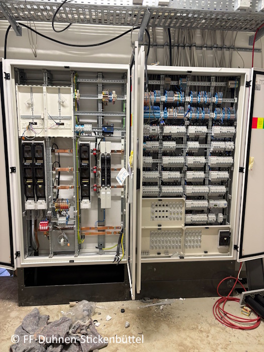  Viele Kabel führen zum Schaltschrank © FF-Duhnen-Stickenbüttel