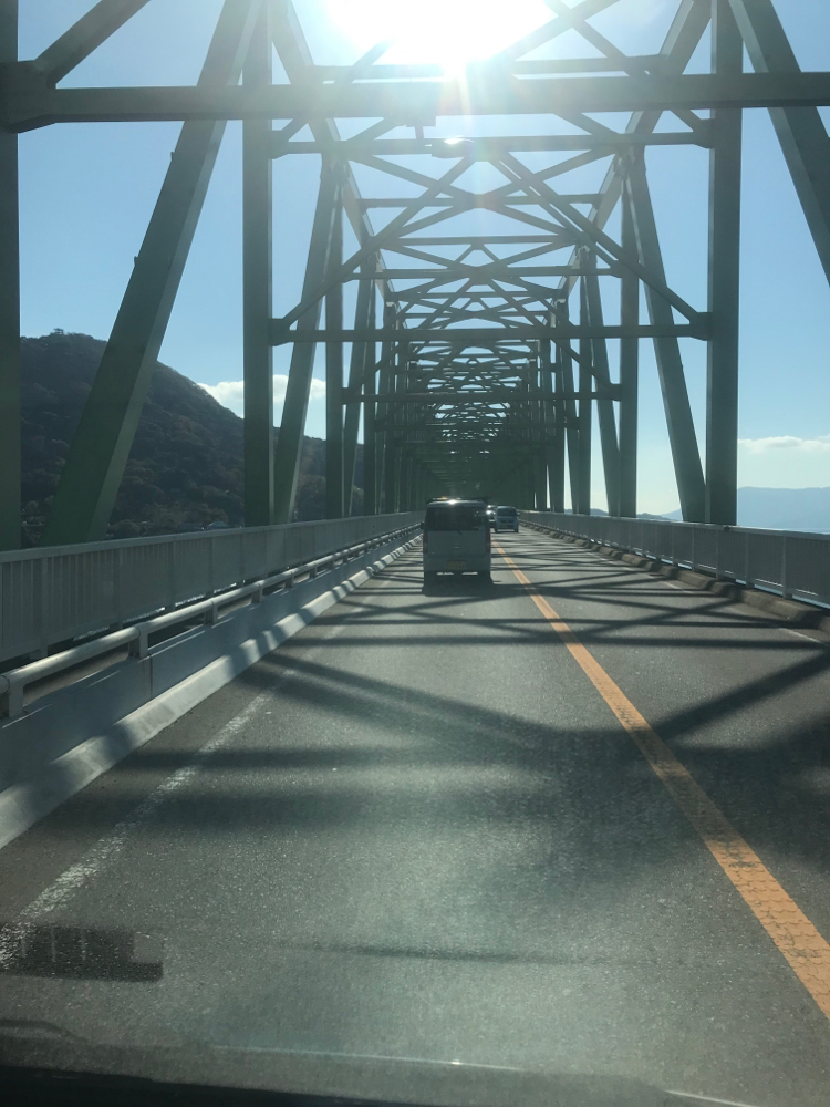 大島大橋を渡る