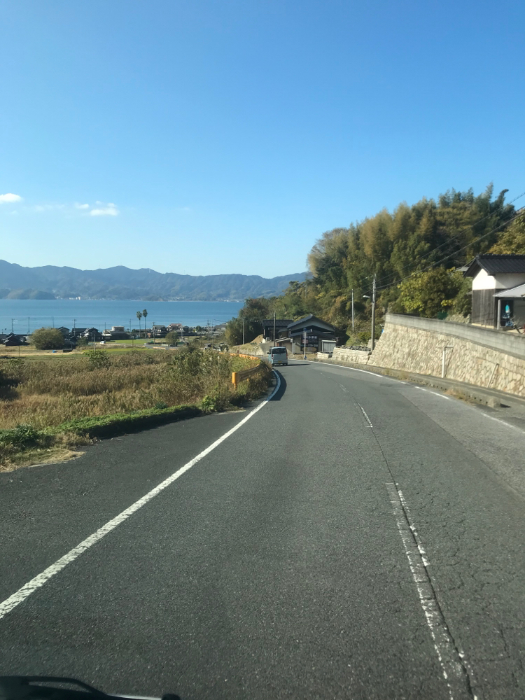 周防大島の道路から見える海