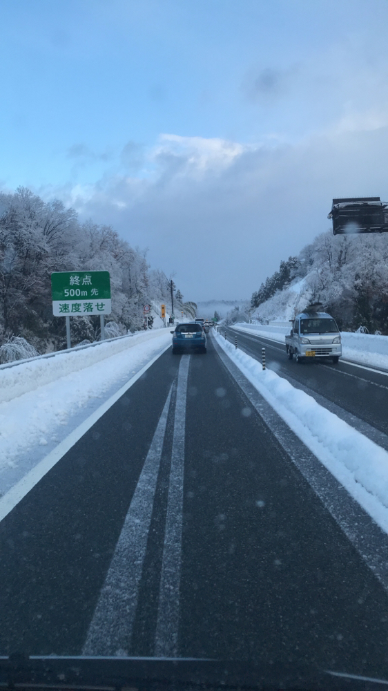 道路わきには雪が残る