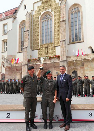 Foto: Bundesheer - GenMjr Karl Pronhagl, OWm Marina Aschauer und NAbg. Christian Schandor.