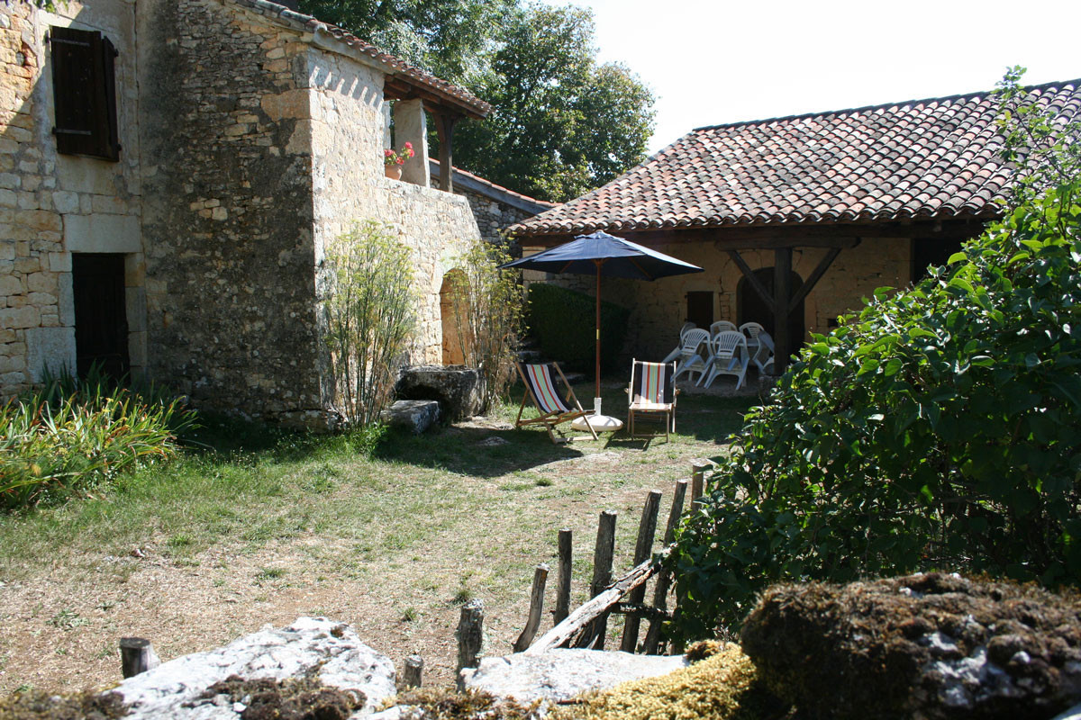 La cours jardin du gite de la Tuile à Loups