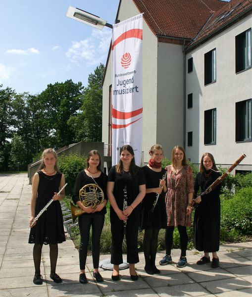 Das preisgekrönte Holzbläserquintett beim Bundeswettbewerb „Jugend musiziert“ (v.l.n.r.): Clara von Lorentz, Theresa Maucher, Elisabeth Christ, Lara Hauptmann, Instrumentallehrerin Katrin Egging und Julia Reichardt.