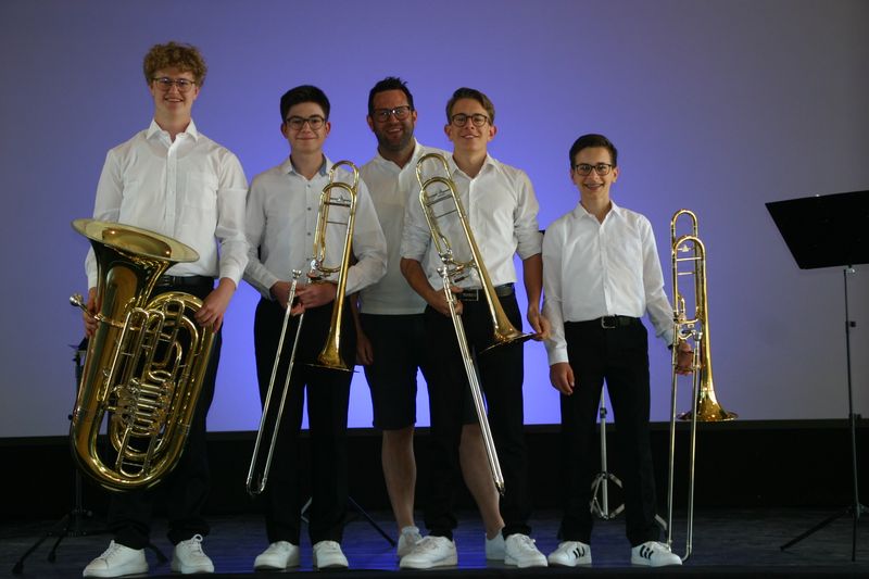 Das preisgekrönte Posaunenquartett beim Bundeswettbewerb „Jugend musiziert“ (v.l.n.r.): Magnus Wille, Jonathan Maucher, Instrumentallehrer Manuel Zieher, Pius Bucher und Jakob Paal.