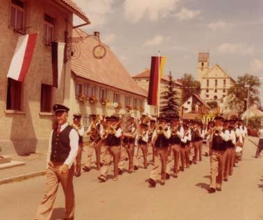 Bei strahlender Sonne konnte am Montag ein Umzug mit mehreren Musikkapellen improvisiert werden. Anton Maucher konnte am Jubiläum nun doch mit seiner Kapelle durchs Dorf ziehen.