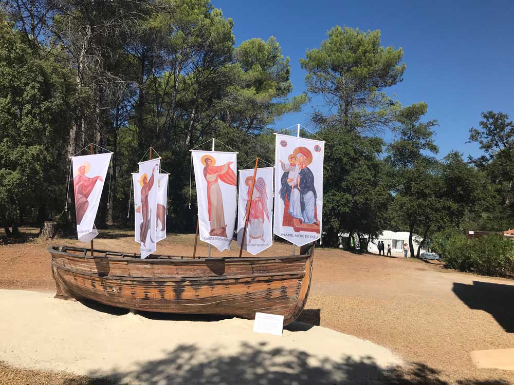 Les bannières de nos saintes et saints protecteurs sont de sortie... 