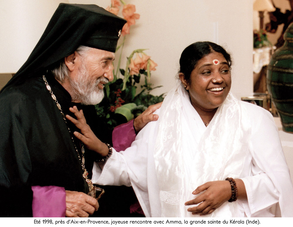 7 - ENRACINEMENT ET OUVERTURE - Joyeuse rencontre entre +Mgr Vigile et Amma, la grande sainte du Kérala.