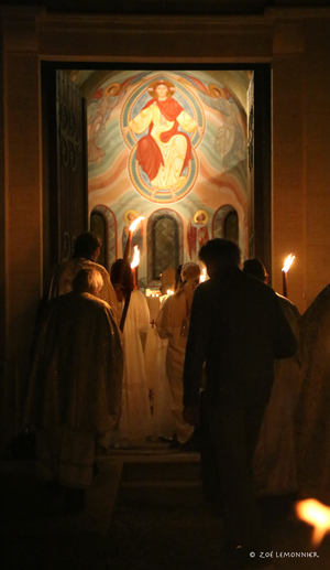 Entrée dans l'église illuminée