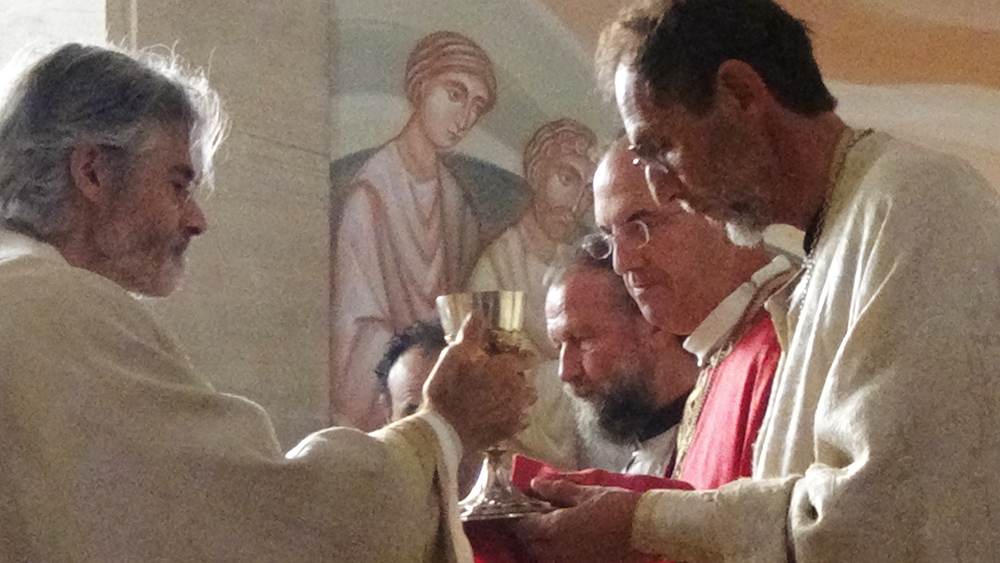 Communion du clergé et des soeurs.