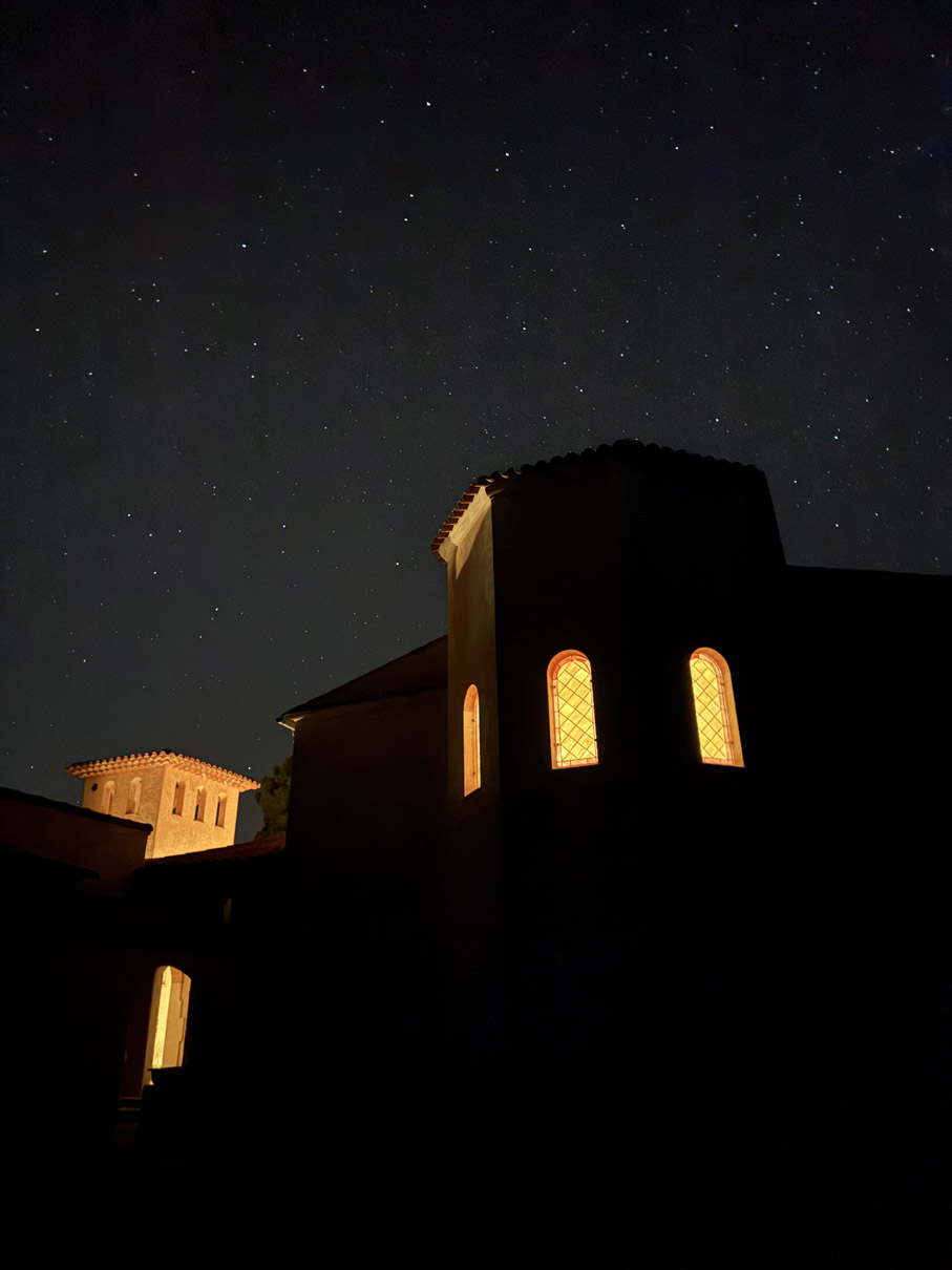  Nuit de Noël - Le chevet de l'église dans son écrin d'étoiles.